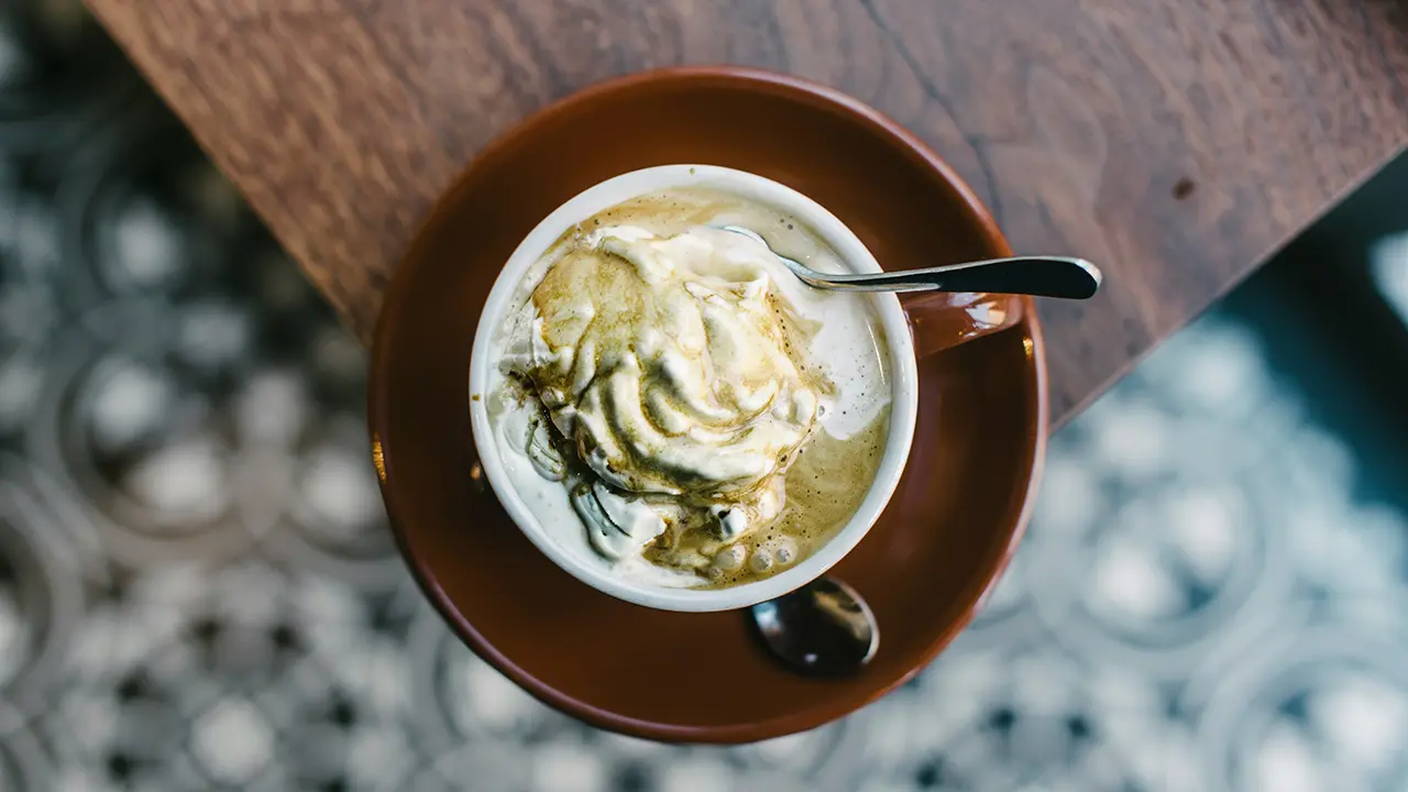 Ein Tasse Affogato von oben gesehen