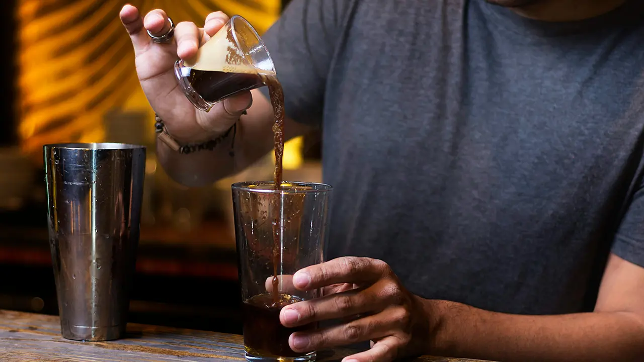 Ein Barkeeper bereitet einen Espresso Martini zu.