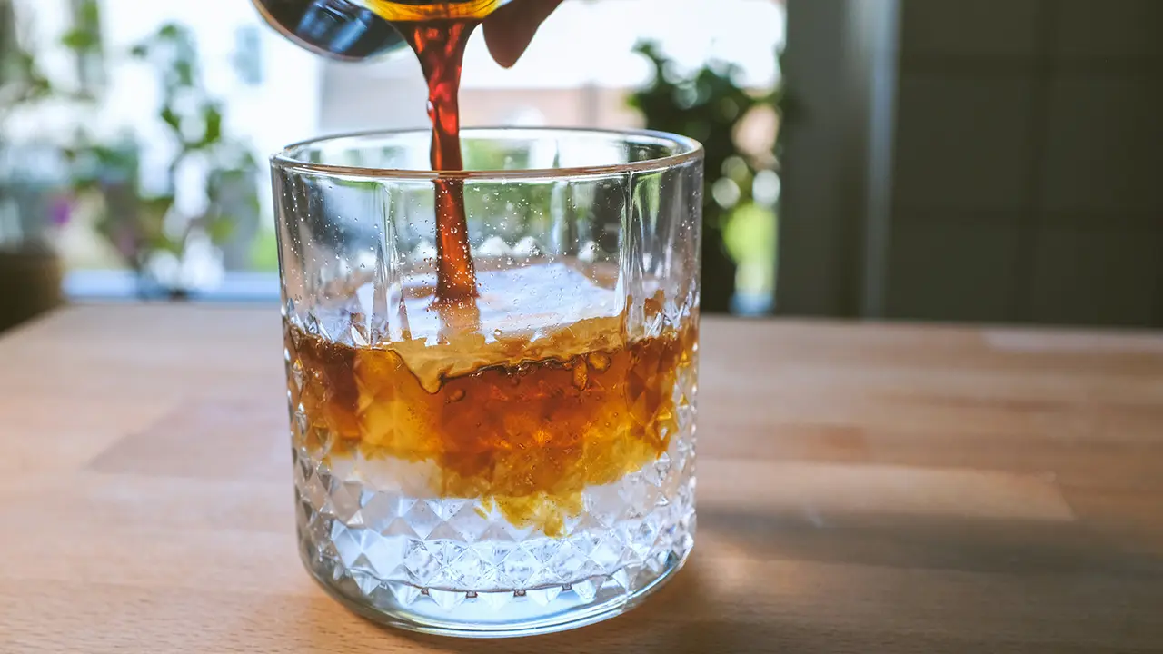 Zubereitung: Der Espresso wird über Eis und Tonicwater gegossen