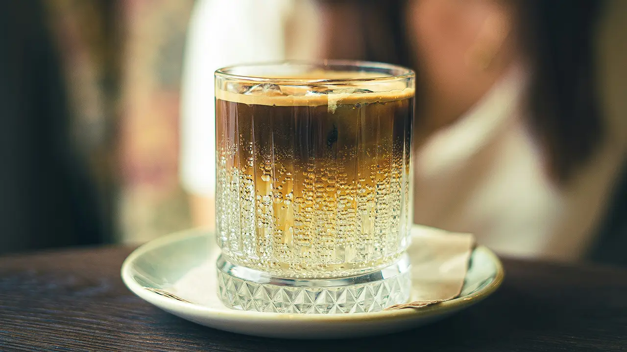Ein Glas Espresso Tonic