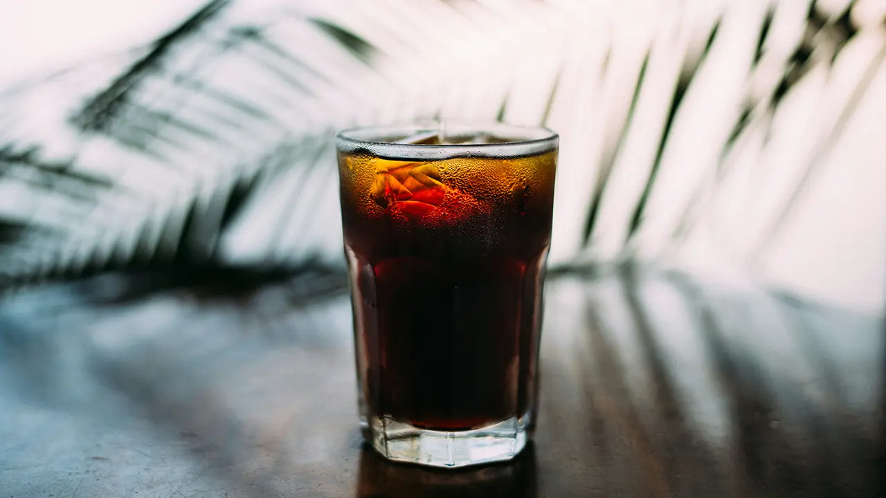 Ein Glas mit einem Iced Americano