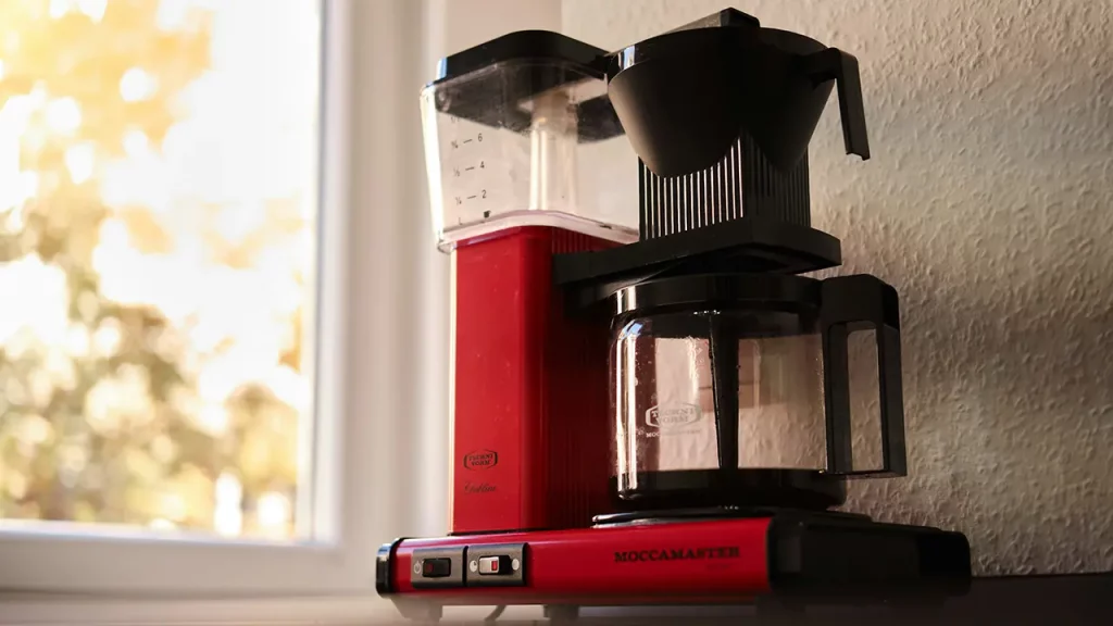 Eine Kaffeefiltermaschine auf einem Küchentresen