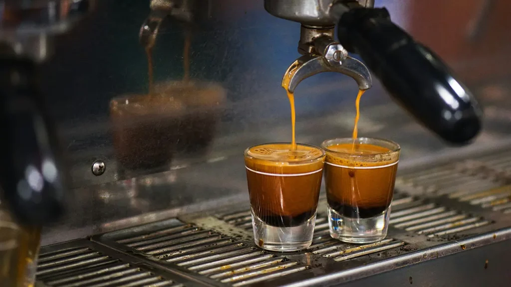 Zubereitung zweier Lungo in einer Siebträgermaschine