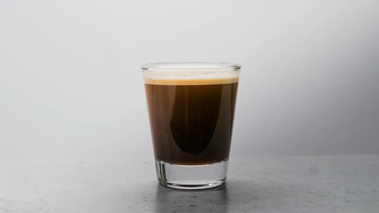 Ein Glas mit einem Lungo