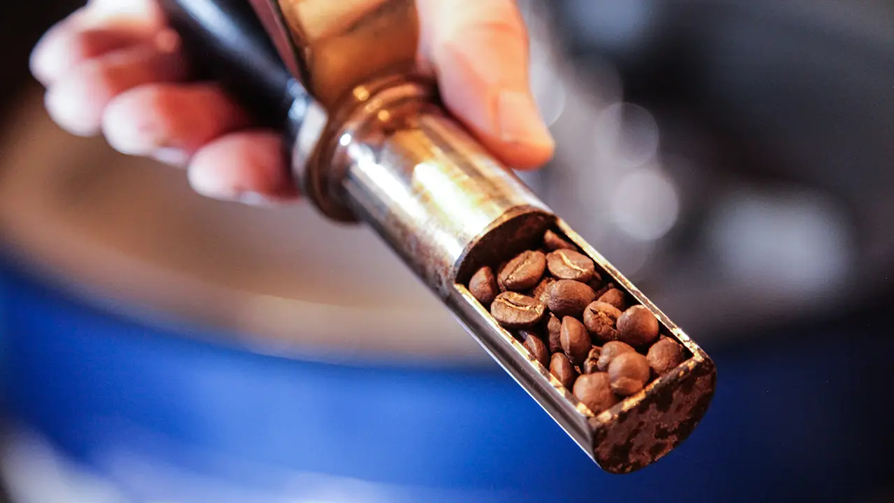 Sichtkontrolle des Kaffees bei einer Trommelröstung