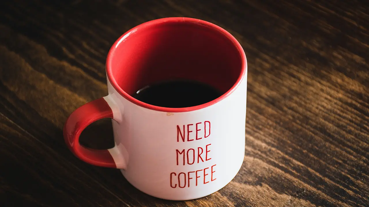 Ein Becher Kaffee mir dem dem Aufdruck "Need more Coffee"