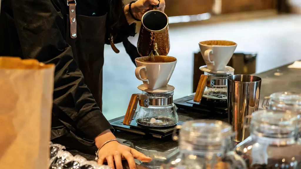 Ein Barista bereitet Filterkaffee zu