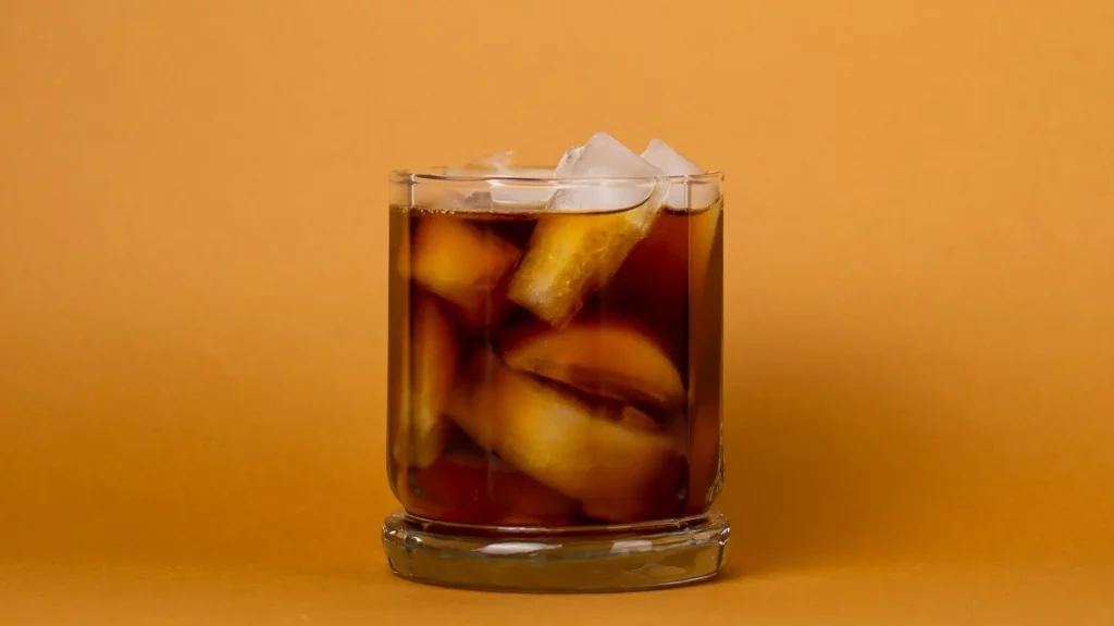 Ein Glas Cold Brew Coffee auf Eis