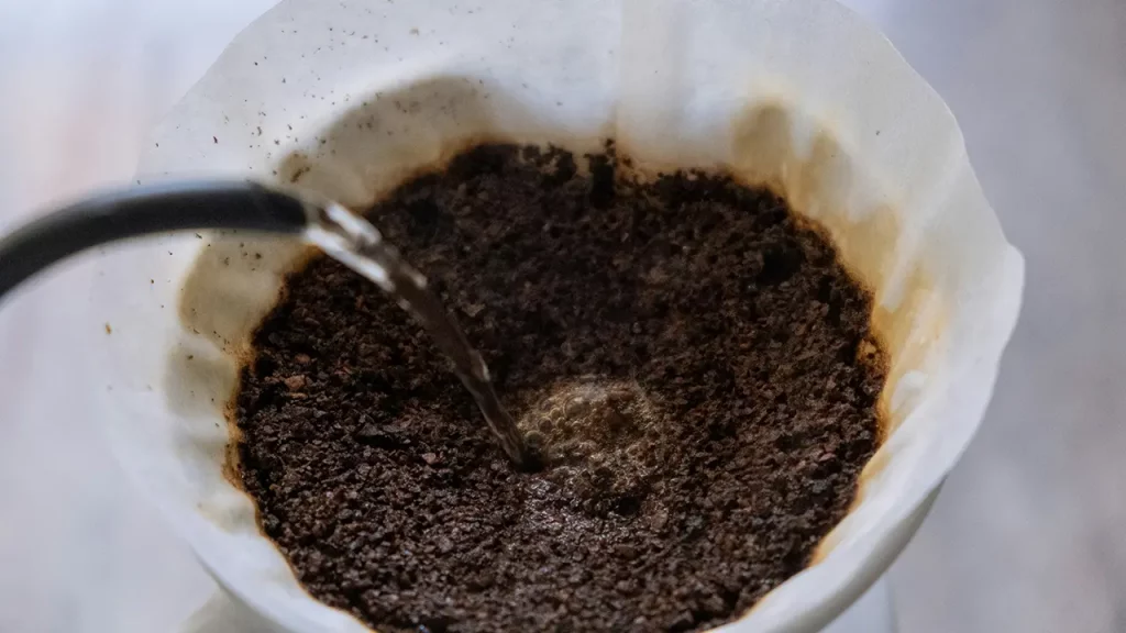 Filterkaffee wird aufgegossen