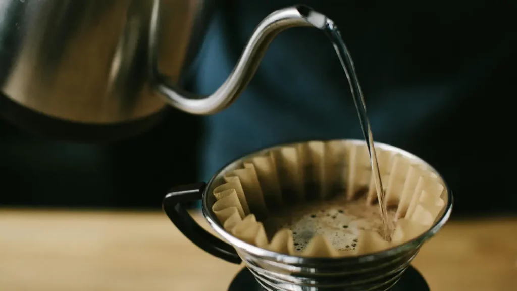 Ein Filterkaffee wird aufgegossen
