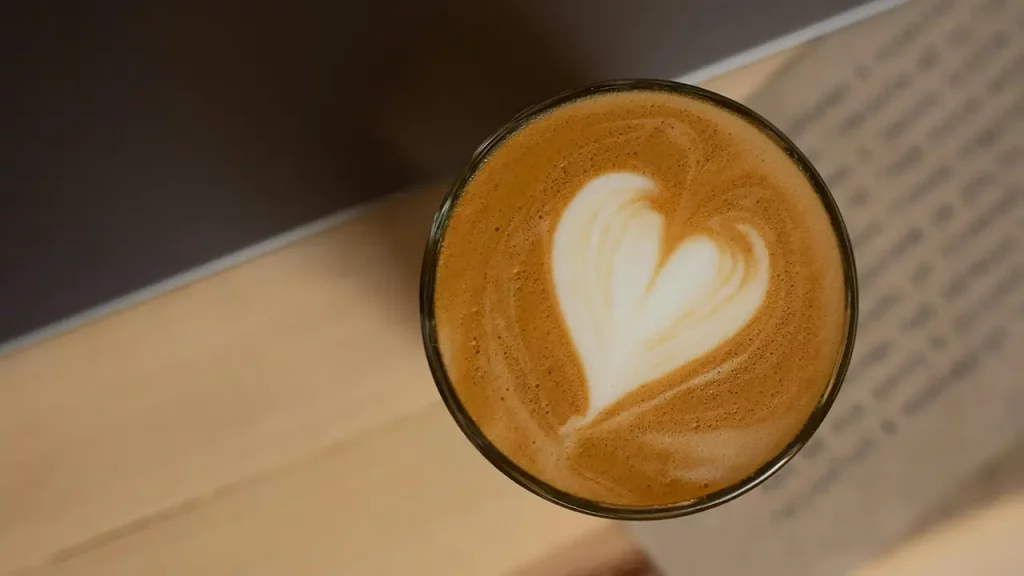 Eine Tasse mit einem Flat White