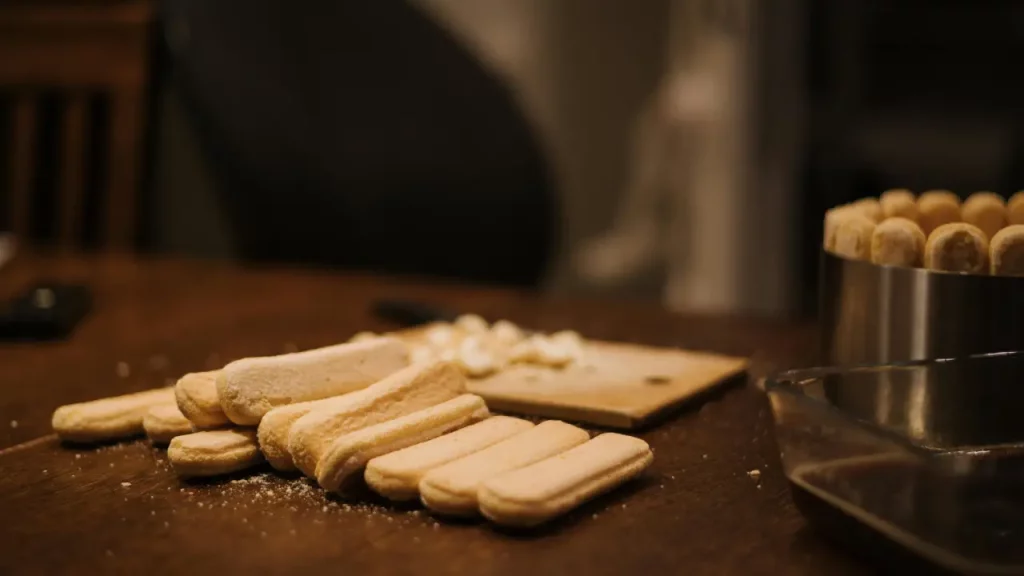 Einige Löffelbiskuits auf einer Tischplatte